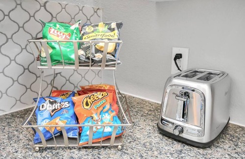 Central Southwest Apartment | Sparkling Blue Fully Furnished by NRG & Dwtwn!