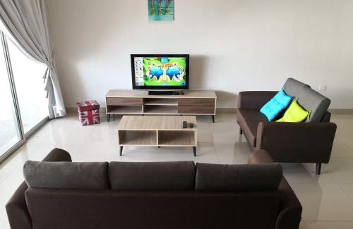 Jenjarom House | Sparkling clean Homestay @ Kota Kemuning - Rimbayu