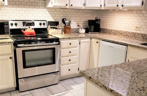 Woodinville Apartment | Sparkling Clean suite, close to Woodinville's Wine District. WiFi. Pet friendly