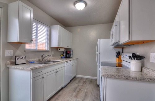 Grand Junction House | Sparkling Clean Modern Townhome! Pet Friendly, Fast WiFi