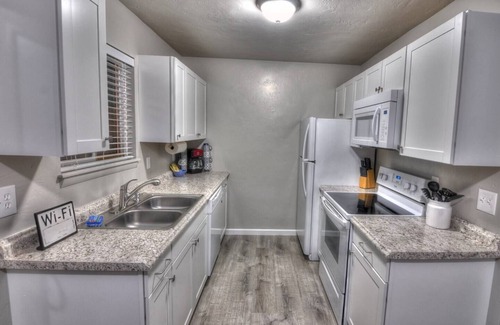 Grand Junction House | Sparkling Clean Modern Townhome! Pet Friendly, Fast WiFi