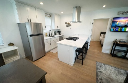 Burbank Apartment | Sparkling First Floor Burbank Home - near to all Burbank & Hollywood Attractions!