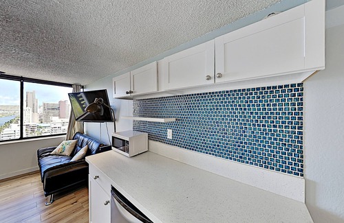 McCully - Moiliili Condo | Sparkling Hawaiian Monarch Studio | Pool + Gym