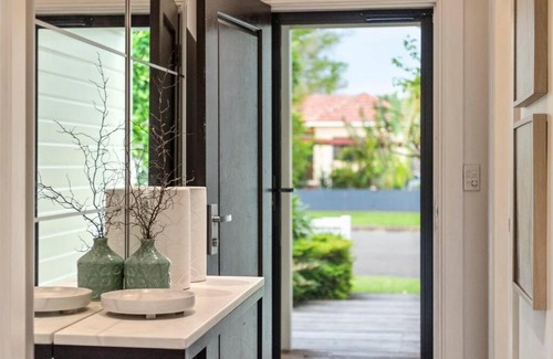 Shellharbour House | SPARKLING NEW HOLIDAY HOME / SHELLHARBOUR