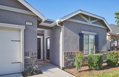 Raisin House | Sparkling & New KING I Close to Necessities
