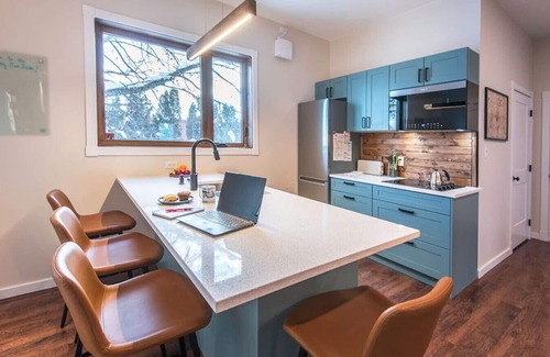 Rossland Apartment | Sparkling NEW Rossland Midtown Studio Apartment