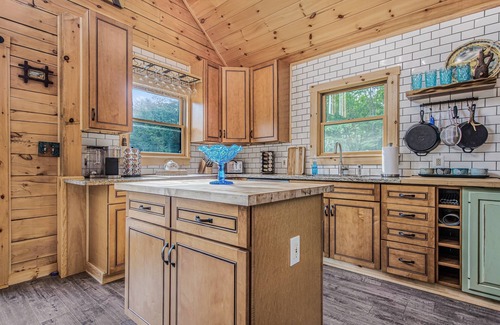 Denver Cabin | Sparkling Private Cabin, Hot Tub, Firepit, Giant Chess Set, Early Check-In!
