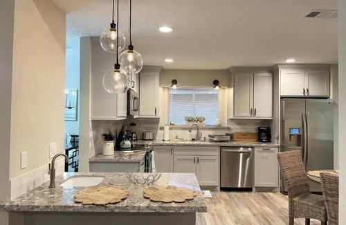 Barker House | Sparkling Springs - King Bed, Beauty, Charming, Family Fun