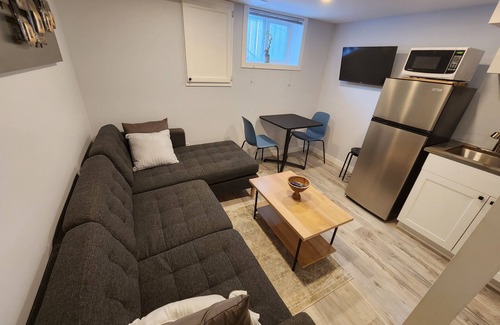York - Haig House | Sparkly Basement Apartment - 1 BR