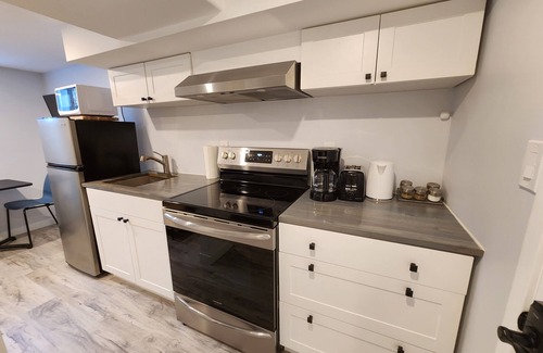 York - Haig House | Sparkly Basement Apartment - 1 BR