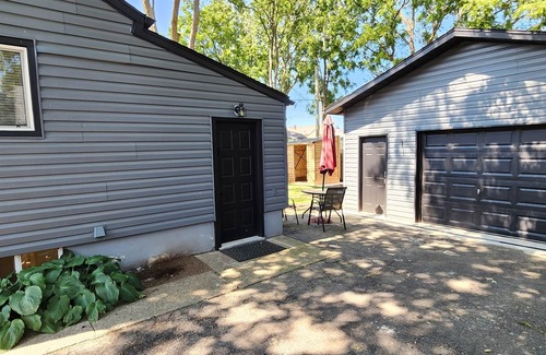 York - Haig House | Sparkly Basement Apartment - 1 BR