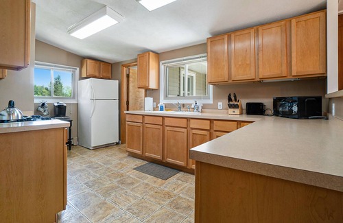 Empire House | Sparrow Meadows | House in Empire with a beautiful yard - prime location