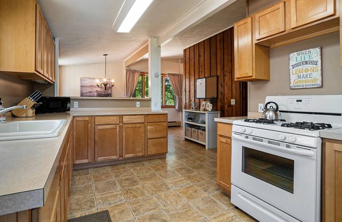 Empire House | Sparrow Meadows | House in Empire with a beautiful yard - prime location