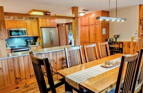 Clayton House | Sparrows Nest - mountain retreat near downtown Clayton w/Hot Tub, Dog Friendly