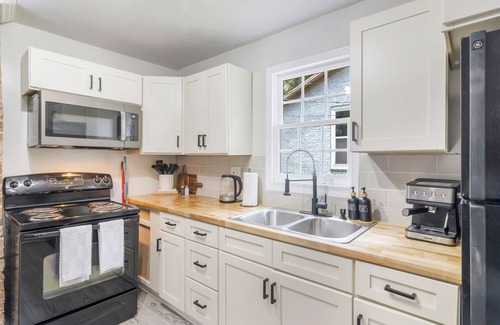 Spartanburg House | Spartanburg Home w/BBQ Grill, Fire Pit & King Size Bed
