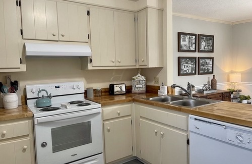 Fairforest House | Spartanburg Serenity : Stylish 2-Bedroom Townhouse