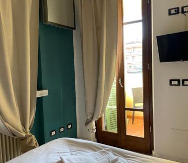 Marina di Carrara House | Spaziosa camera con letto alla francese e balcone a 500 mt dal mare