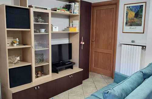 Roreto Apartment | Spazioso Bilocale con Ampio Terrazzo, in Zona Tranquilla Vicino al Centro