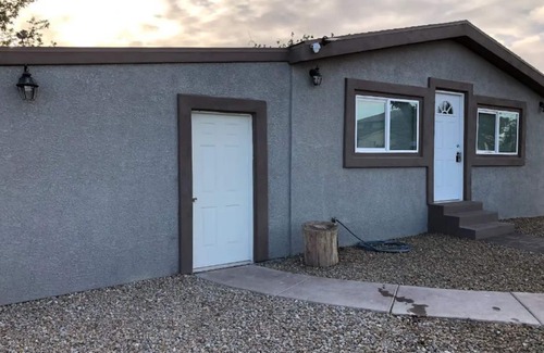 Sunrise Manor Apartment | Spcs & Comfy 1 Bdrm 1 Bed Vacay Studio Free Parkin