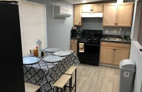 Sunrise Manor Apartment | Spcs & Comfy 1 Bdrm 2 Bed Vacay Studio Free Parkin