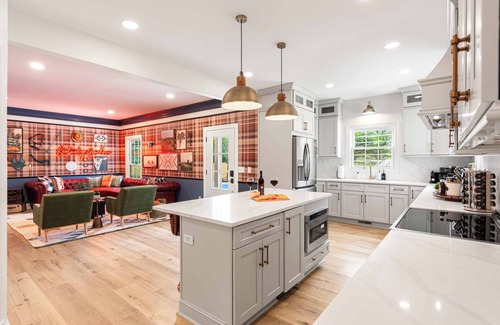 Shelbyville House | Speakeasy, Hot Tub, Theater, Pickle Ball, Sleeps 20