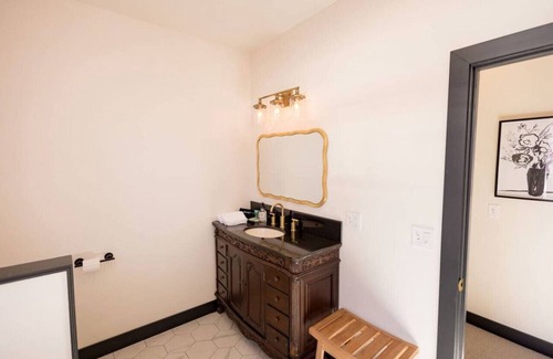 Nevada City Hotel | Speakeasy King Room (Rm1)