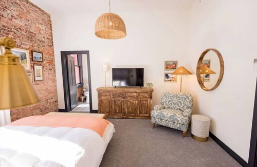 Nevada City Hotel | Speakeasy Queen Suite (Rm 3)