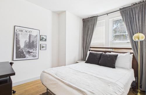 Ukrainian Village Apartment | Speakeasy Serenity Retreat