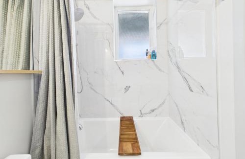 Ukrainian Village Apartment | Speakeasy Serenity Retreat
