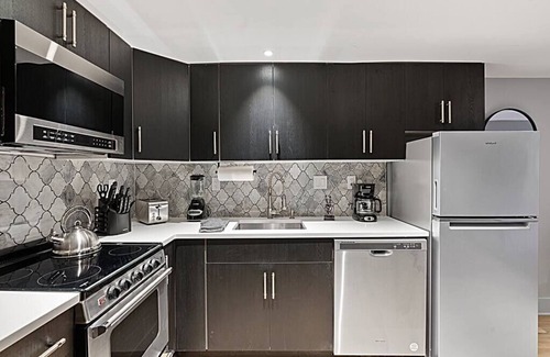 Melrose Condo | SpeakEasy Suite w/Fireplace. Free street Parking