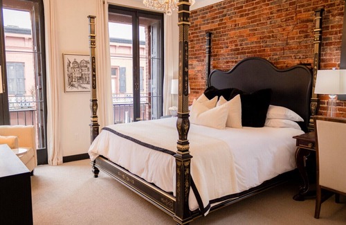 Nevada City Hotel | Speakeasy Suites/Sleeps 18