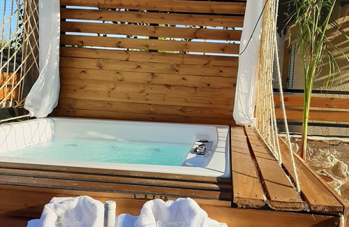 Pentalia House | Special amenities as outdoor hot tub, BBQ and Fireplace.