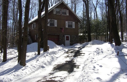 Locust Lake Village Cabin | Special - Beautiful Mountain side Chalet in the Woods, 1 block from Locust Lake