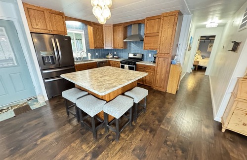 Lakehead-Lakeshore House | Special Deal Now: Cute Lakeview Home, Sleeps 8 - Shasta Lakeshore Retreat #11