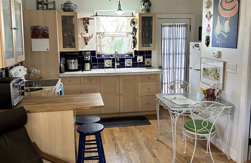 Santa Rita Park Cottage | Special Ex Stay Summer Rate. Mi Casita, Guesthouse in Historic Neighborhood