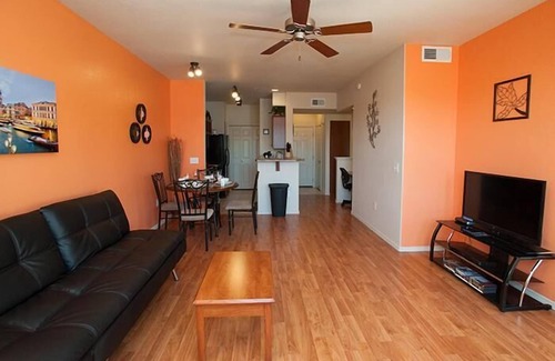 North Mountain Condo | Special Monthly Pricing, Pool, Jacuzzi, Wi-Fi, Elevator, Free Parking, Gym!