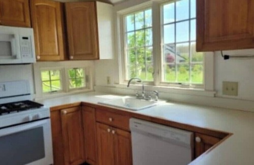 Little Compton House | SPECIAL OFFER 250/night 6/18 - 27. 300 cleaning 5+ nights, 200 1 - 4 nights.