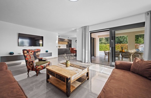 Kaldanija Apartment | SPECIAL OFFER!* Luxury New Apartment *with pool, gym, bar&grill