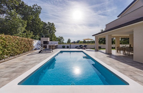 Kaldanija Apartment | SPECIAL OFFER!* Luxury New Apartment *with pool, gym, bar&grill