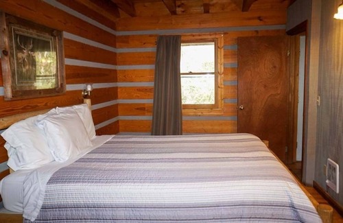 Cherokee Cabin | SPECIAL *Sept. 13th- Oct. 4th 20% off* Ol'Smoky Log Cabin on the River Unit 4