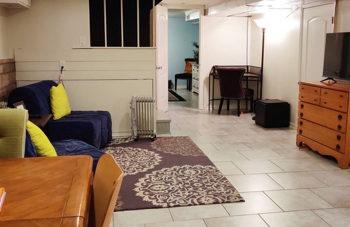 Evanston Apartment | Special Skevanston Space 2mi to Northwestern University & beach