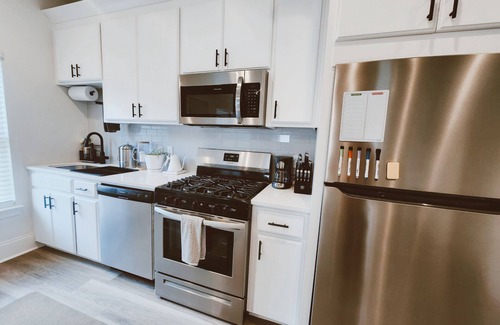 Tallahassee House | SPECIAL SUMMER PRICING: Stylish 2BR/2BA. Bright, Comfy, Clean. Midtown w/Yard