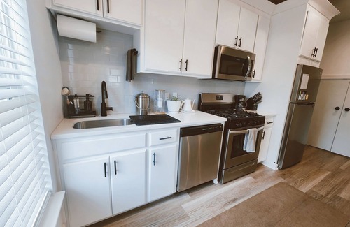 Tallahassee House | SPECIAL SUMMER PRICING: Stylish 2BR/2BA. Bright, Comfy, Clean. Midtown w/Yard