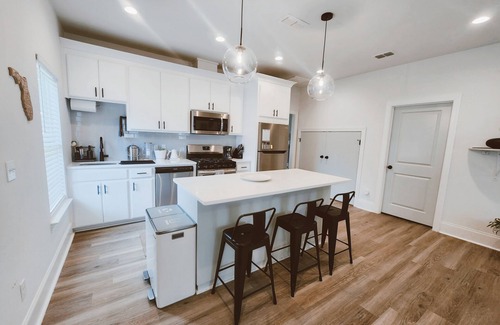 Tallahassee House | SPECIAL SUMMER PRICING: Stylish 2BR/2BA. Bright, Comfy, Clean. Midtown w/Yard