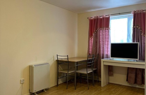 Goodmayes Apartment | specious 1 Bed Apartment with parking & free wifi 5 minute Goodmayes station