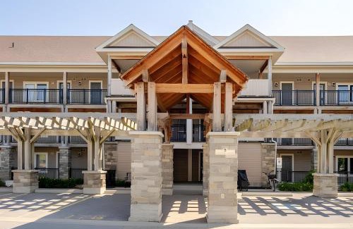 Collingwood Apartment | Specious 2 Bedroom Condo in Collingwood