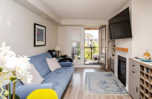 Collingwood Apartment | Specious 2 Bedroom Condo in Collingwood