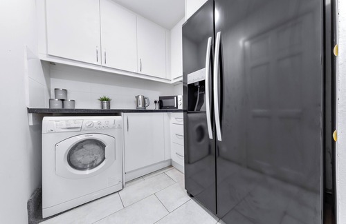 Bumble's Green House | Specious 4 bedroom home/Garden/Free Private Parking/Near Central London!