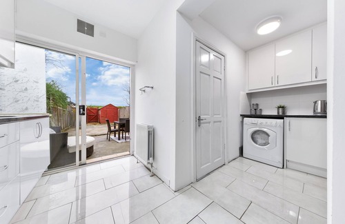 Bumble's Green House | Specious 4 bedroom home/Garden/Free Private Parking/Near Central London!