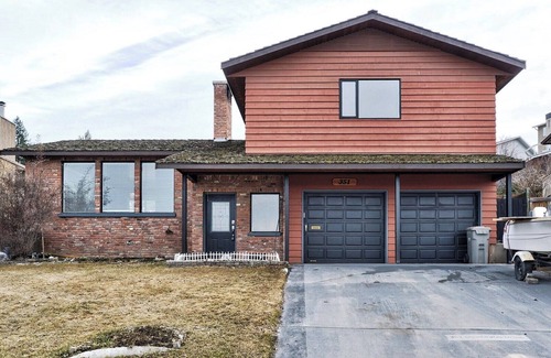 Kamloops House | Specious Kamloops House for relaxation with great view in prestigious Sahali.